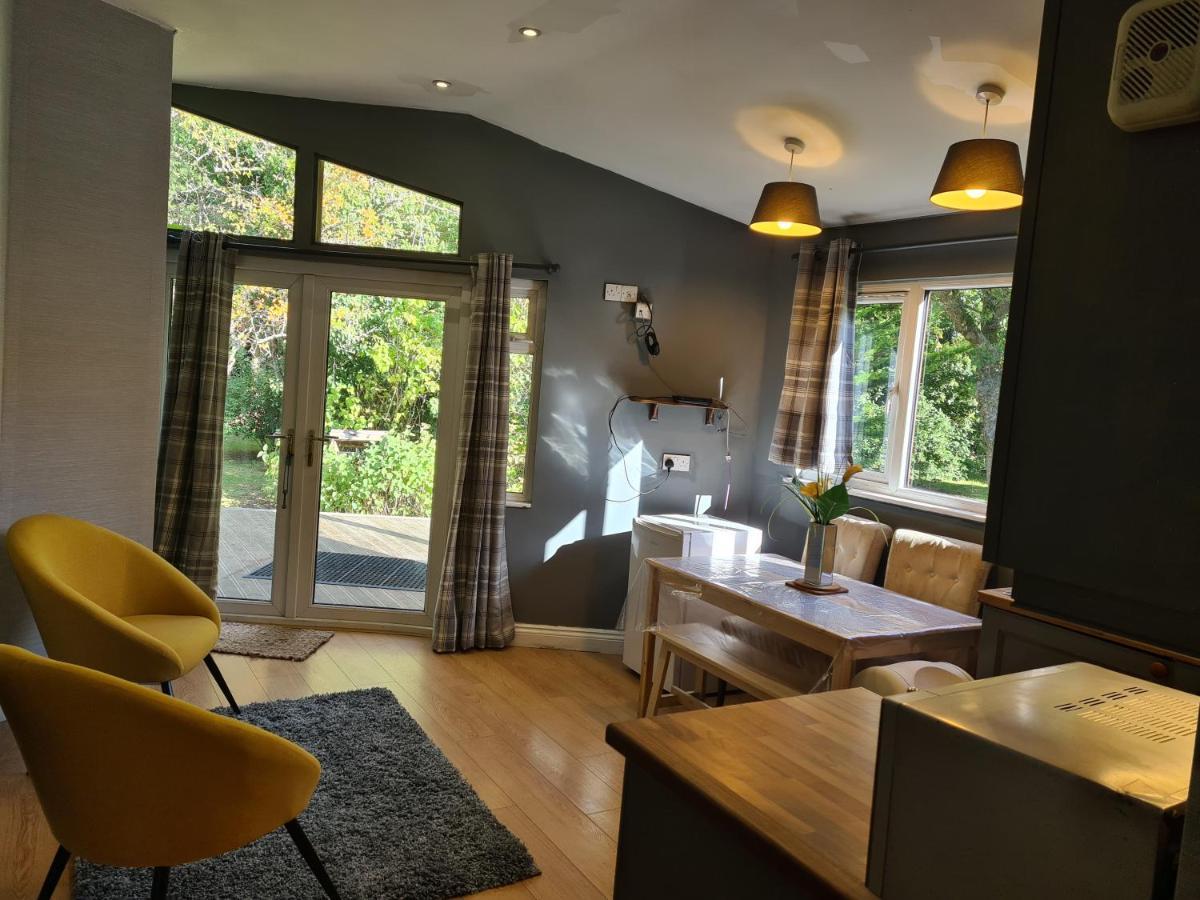 The Reading Whole Chalet With Lake And Two Acre Gardens Exterior photo