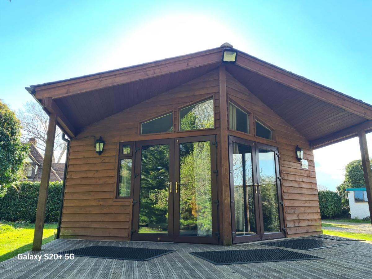 The Reading Whole Chalet With Lake And Two Acre Gardens Exterior photo