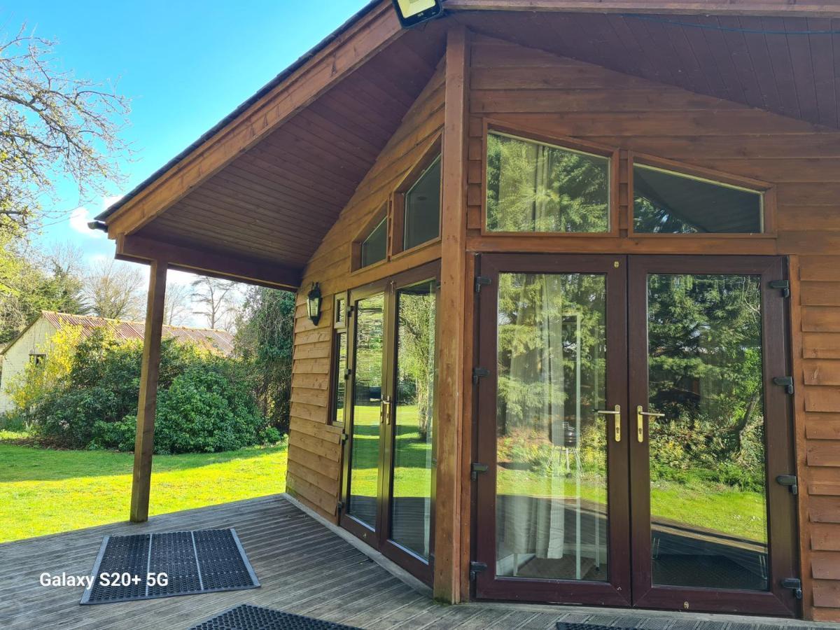 The Reading Whole Chalet With Lake And Two Acre Gardens Exterior photo